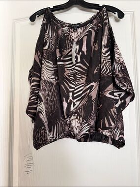 New Bebe Black and Blush Animal-Print Cold-Shoulder Blouse Sz Xs.